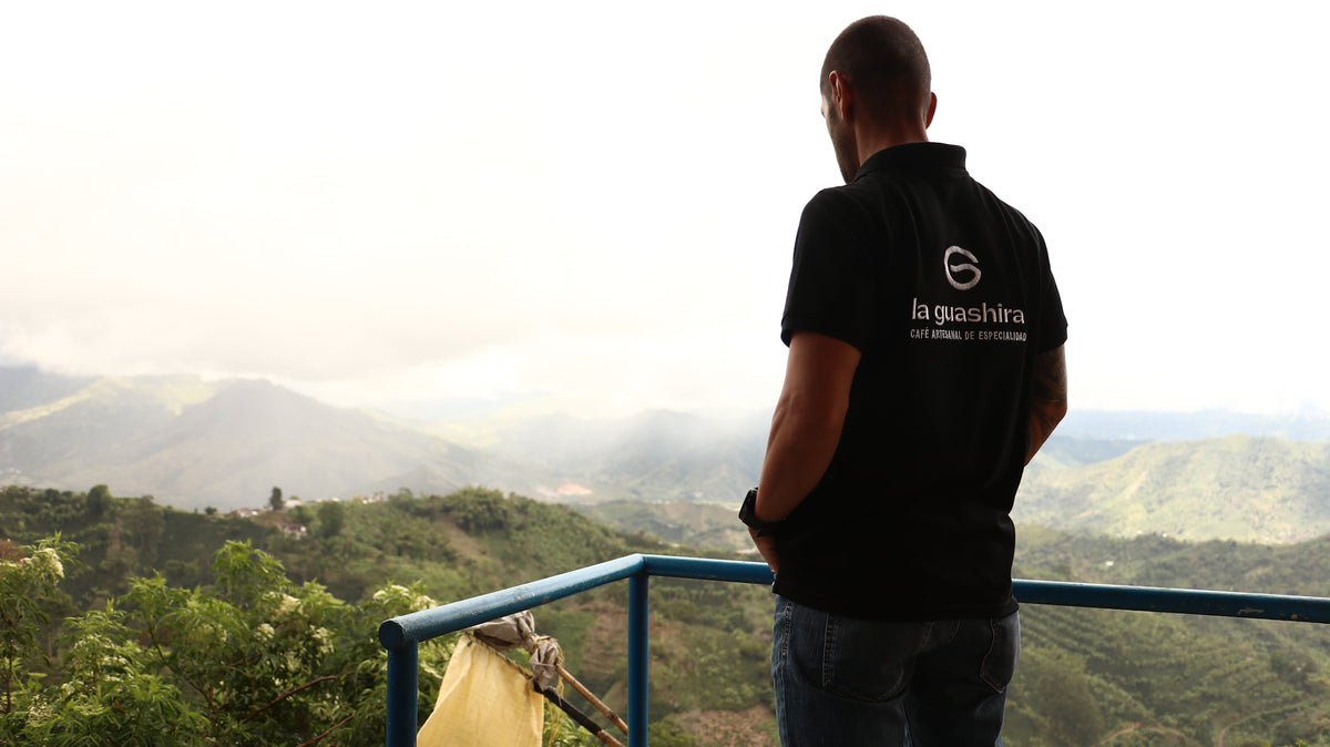 Jonathan de La guashira en nuestra finca donde recolectamos el café en Colombia